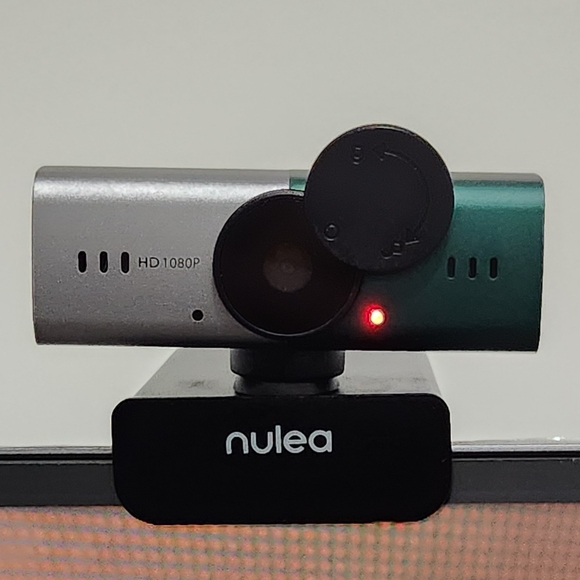 1080P Webcam With Built in Mic & Privacy Cover - Picture 2 of 3